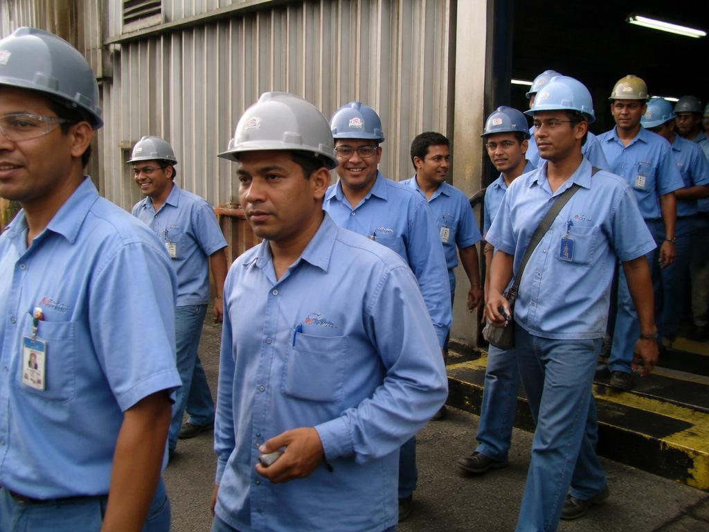 Trabalhadores uniformizados em ambiente industrial